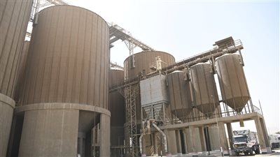 محافظ قنا يتفقد صومعة الترامسة ويُطلق إشارة بدء موسم حصاد القمح (صور)