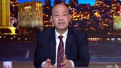 عمرو أديب عن عاصفة الإسكندرية: سرعتها 80 كيلو وتلج بحجم الطوب