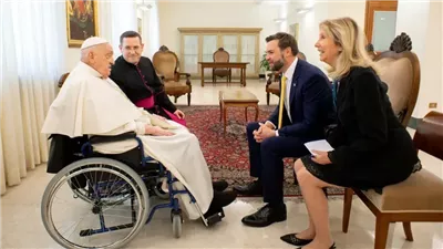 آخر ظهور للبابا فرنسيس ونائب ترامب قبل وفاته، والنشطاء يكشفون حقيقة رائحة الكبريت (فيديو) 