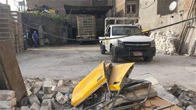 انهيار سور يحطم تاكسي وصندوق كهرباء بالإسكندرية (صور)