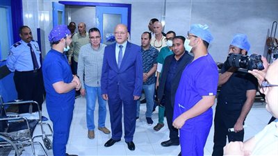 رئيس جامعة سوهاج يتابع الخدمات المقدمة للمرضى بالمستشفى الجامعي