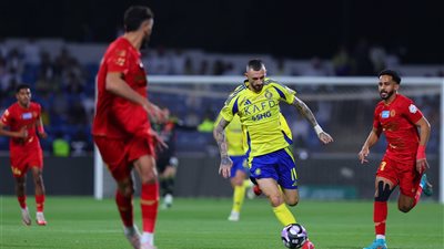 الدوري السعودي، تعادل إيجابي بين النصر وضمك في الشوط الأول