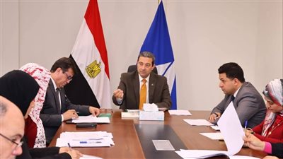 محافظ دمياط يبحث تسكين الفئات الأولى بالرعاية في اجتماع لجنة التمويل
