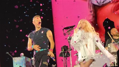 ظهور مفاجئ لروزي بحفل فرقة Coldplay في كوريا الجنوبية (فيديو)