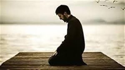 تفسير حلم الصلاة عكس القبلة في المنام وعلاقته بالأزمات والمشاكل 