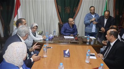 محافظ القليوبية يلتقي أهالي القناطر الخيرية ويستمع لمطالبهم