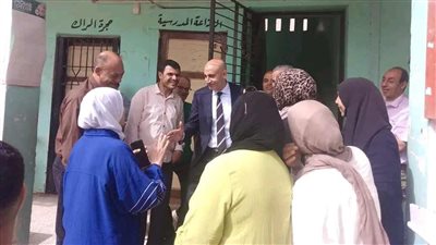 خلال زيارته المفاجئة للشرقية، وزير التعليم يلتقط صورًا تذكارية مع المعلمين (فيديو وصور)