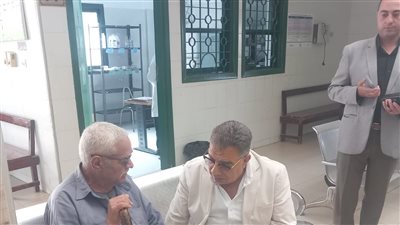 محافظ الدقهلية ينتظر على باب وحدة صحية حتى انتهاء علاج مريض (صور) 