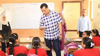 مدير تعليم سوهاج يتابع انتظام الدراسة وامتحانات شهر أبريل بالمدارس (صور)