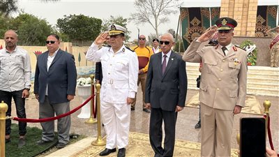 محافظ شمال سيناء ومدير الأمن يضعان إكليلًا من الزهور على قبر الجندي المجهول 