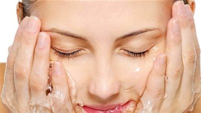 وصفة طبيعية لتقشير البشرة الدهنية وتعزيز نضارتها 
