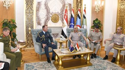 الفريق أحمد خليفة رئيس أركان حرب القوات المسلحة يلتقي قائد قوة دفاع نيوزيلندا