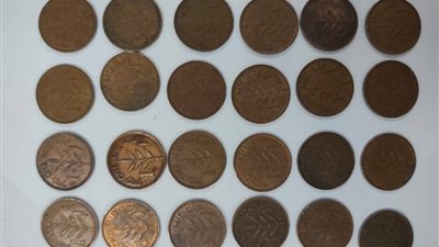 جمرك البريد يسلم عملات أثرية لوزارة السياحة عثر عليها داخل 19 طرد بضائع