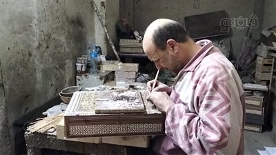 «صناعة الصدف.. مهنة تقاوم الاندثار».. عم مصطفى: زينة للمنازل والقصور.. أبرزها صناديق المناديل والكراسي وقطع الأثاث.. وهذه أبرز مراحل التصنيع (فيديو وصور) 