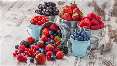 فوائد التوت الأحمر، ينظم ضغط الدم ويخفض الكوليسترول ويحمي من السرطان 