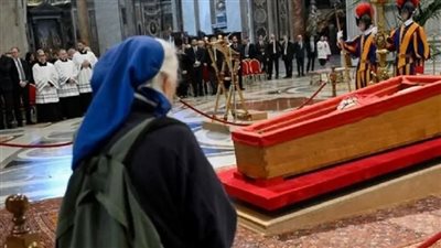 سر المرأة التي اخترقت البروتوكول الفاتيكاني لتلقي نظرة على جثمان البابا (فيديو)