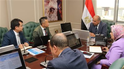 وزير الكهرباء يبحث مع مسئولي 