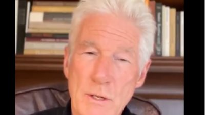 فكر بغيرك، بمقطع مؤثر ريتشارد جير يلقي قصيدة محمود درويش ويثير الجدل (فيديو) 