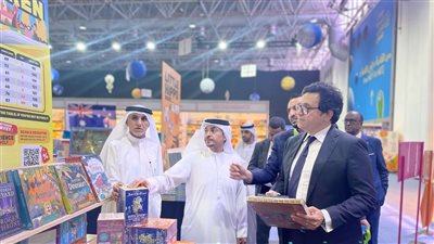 وزير الثقافة يلتقي الرئيس التنفيذي لهيئة الشارقة للكتاب ويزور أجنحة المهرجان