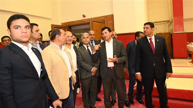 أشرف صبحي يناقش مستقبل