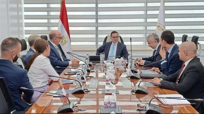 لقاء وزير الاستثمار