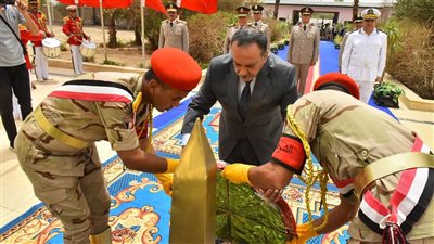 ذكرى تحرير سيناء، محافظ أسيوط يضع إكليل الزهور على النصب التذكاري للشهداء 
