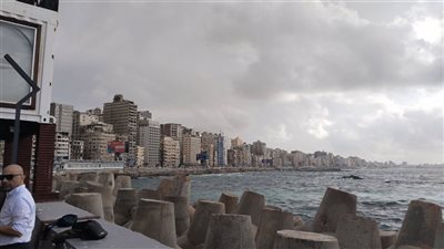 سماء ملبدة بالغيوم في الإسكندرية وطوارئ في المحافظة (فيديو) 