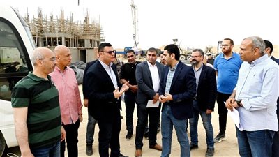 وزير الإسكان يواصل جولته بمتابعة سير عمل المشروعات السكنية بمدينة العبور الجديدة