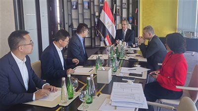  وزير الاتصالات يبحث مع مسؤولي بنوك وشركات عالمية الاستثمار بالتعهيد والتصنيع المحلي للهواتف 