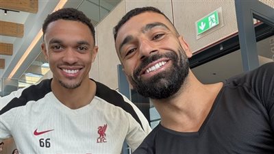 بعد صورته مع محمد صلاح، هل يتراجع نجم ليفربول عن اتفاقه مع ريال مدريد؟