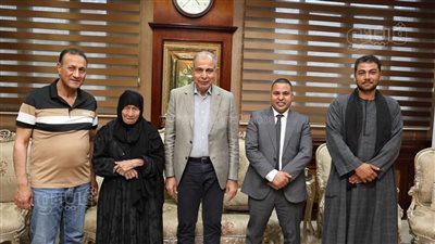 وفاءً لزوجها الراحل، محافظ المنيا يستقبل عجوزا تتبرع بأرض لبناء وحدة صحية للأهالي