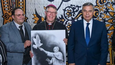 محافظ الإسكندرية يقدم واجب العزاء في وفاة قداسة البابا فرنسيس، بابا الفاتيكان (فيديو وصور)