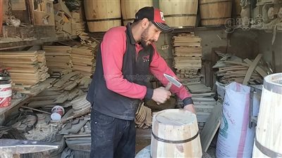 «صناعة البراميل الخشب.. مهنة تراثية تقاوم الاندثار».. تخزين المخللات والفسيخ «أبرز استخداماتها».. الأسعار تبدأ من 100 جنيه.. وهذه أبرز مراحل التصنيع (فيديو وصور)
