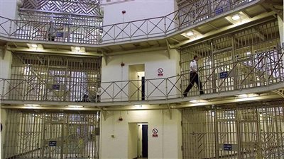 قبلة ساخنة كشفتها، كاميرا مراقبة تكشف علاقة شرطية بتاجر مخدرات بسجن مانشستر (صورة)