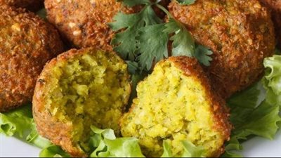 طريقة عمل الطعمية فى البيت، لإفطار مميز يوم الجمعة