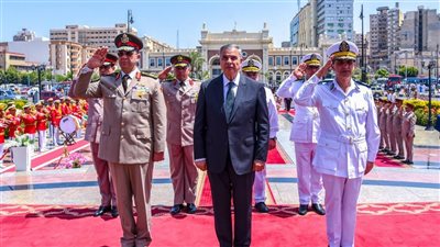 محافظ الإسكندرية يضع إكليلا من الزهور على النصب التذكاري للشهداء