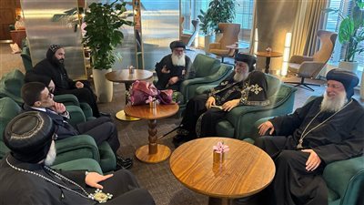 سفير مصر في بولندا وأسقف وسط أوروبا يستقبلان البابا تواضروس بمطار وارسو