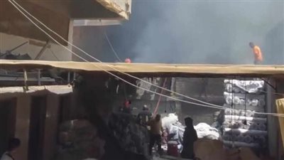 الدفع بـ3 سيارات إطفاء للسيطرة على حريق مصنع نسيج بالعاشر (فيديو وصور)