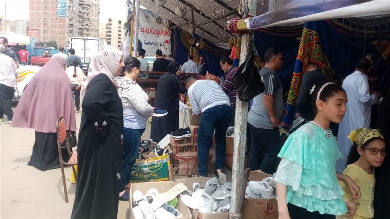 إقبال على سوق اليوم