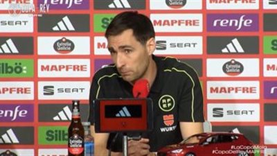 حكم الكلاسيكو ينهار بالبكاء في المؤتمر الصحفي لهذا السبب (فيديو) 