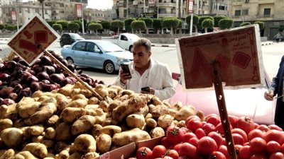 محافظ الدقهلية يتفقد منافذ البيع وسوق اليوم الواحد بالمنصورة (صور)
