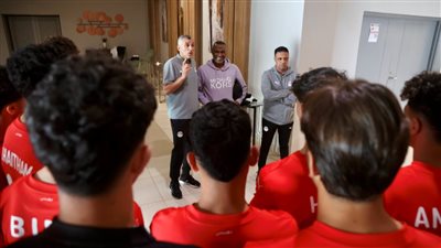 أحمد الكأس يحفز لاعبي منتخب الشباب قبل مواجهة جنوب إفريقيا (صور)