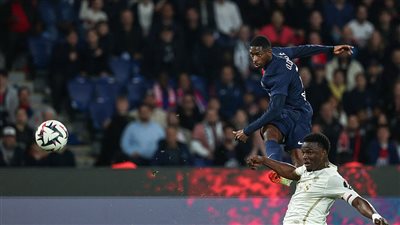 بمشاركة محمد عبد المنعم، نيس يسحق باريس سان جيرمان بثلاثية بالدوري الفرنسي