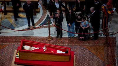 قبل تشييع جنازته اليوم، كيف حنط جثمان البابا فرنسيس؟ وماذا سيحدث لجثمانه بعد الجنازة؟