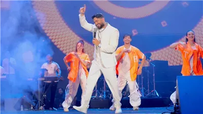 تامر حسني يتألق في حفله بـ قطر ويعلق: من أجمل حفلات السنة (صور)