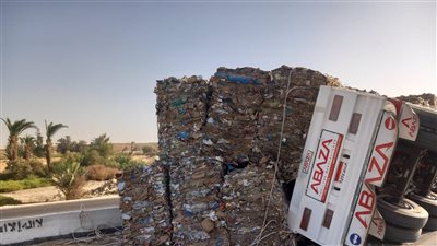 غلق طريق البحر الأحمر - سوهاج بعد انقلاب شاحنة بضائع (صور)