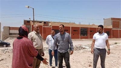 تسليم قطعة أرض لإقامة مصنع لتجفيف البصل والثوم بحي الكوثر بسوهاج