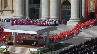 نقل نعش البابا فرنسيس من كاتدرائية القديس بطرس إلى الساحة الخارجية لبدء مراسم الجنازة