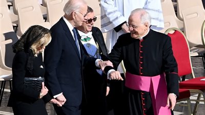 بحضور أبرز قادة العالم، بدء مراسم جنازة البابا فرنسيس في روما (صور)