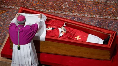 حمل نعش البابا فرنسيس لإتمام مراسم الدفن في بازيليك سانتا ماريا ماجوري